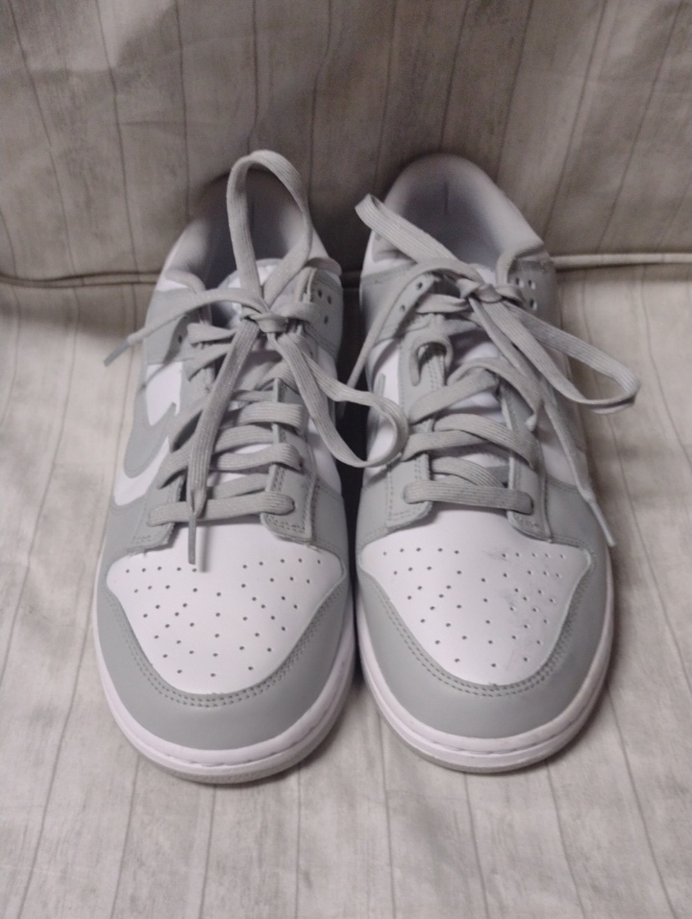 Nike Low-Top White And Gray Sneakers (J1106)
